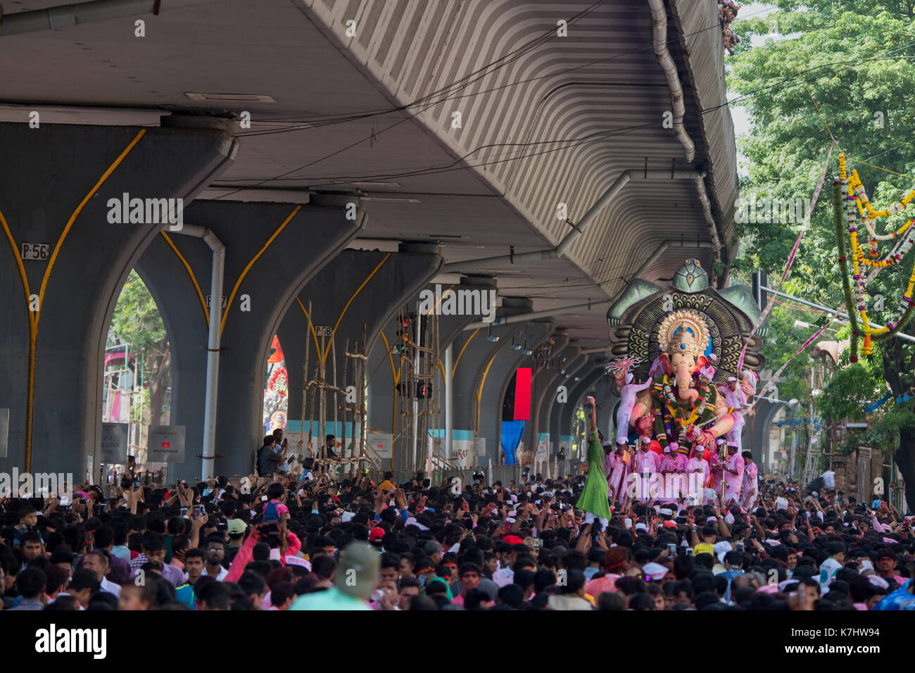 Das Bild der Ganpati für Elefanten unter der Leitung Herr der berühmte lalbaug cha Raja auf dem Weg an lalbaug zu eintauchen. Mumbai, Indien Stockfoto