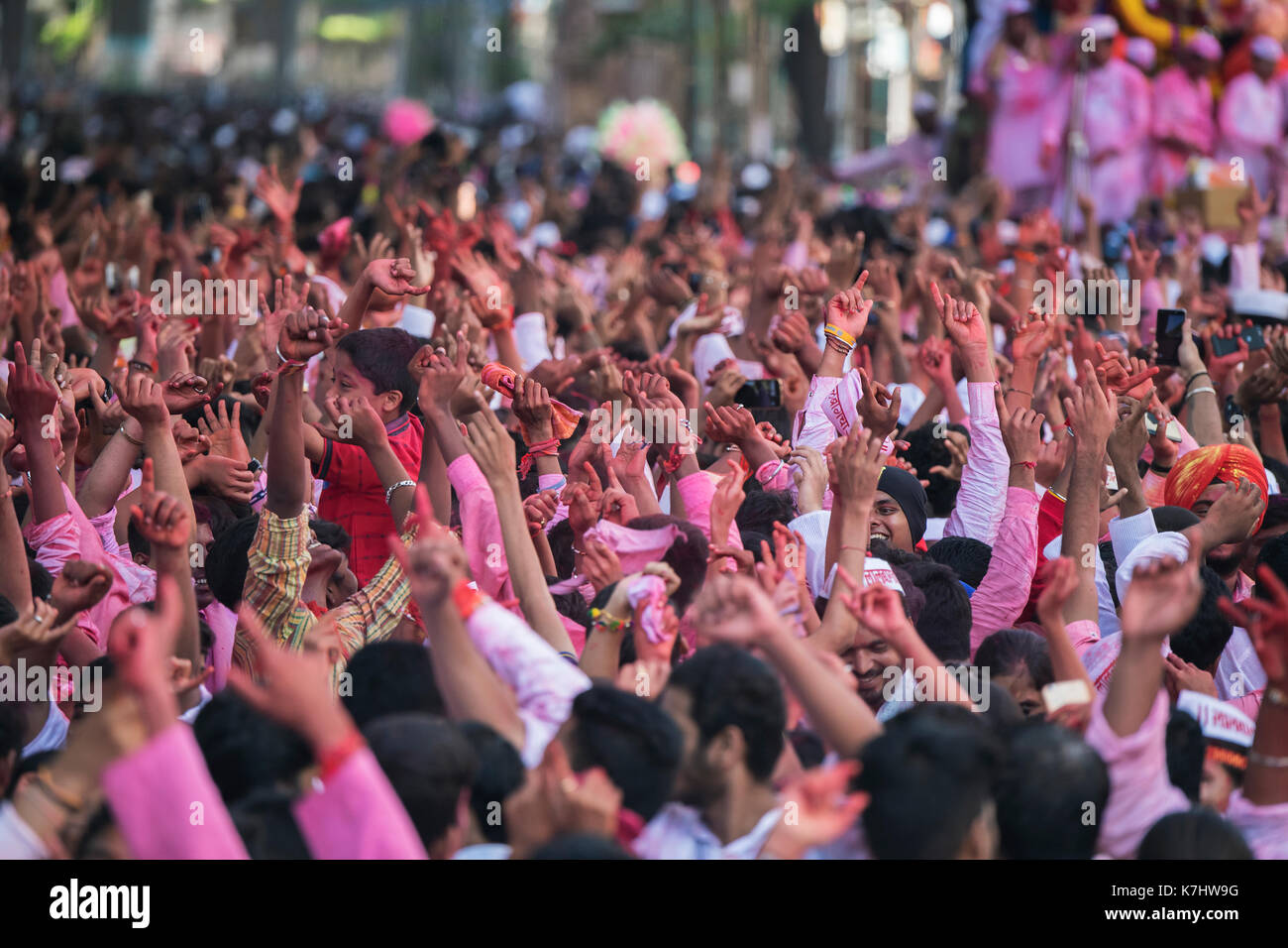 Das Bild der Hände von Gläubigen in einer Prozession von Ganpati für Elefanten unter der Leitung Herr der berühmte lalbaug cha Raja auf dem Weg an lalbaug zu eintauchen. Mumb Stockfoto