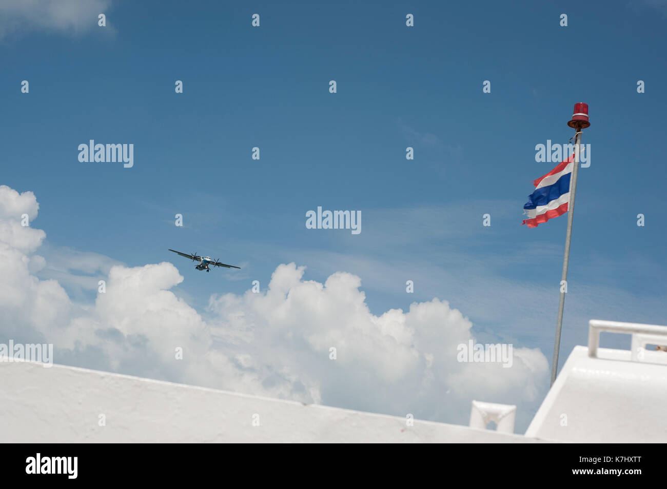 Flugzeug in Land fliegen, vorbei an der thailändischen Flagge, Thailand Stockfoto