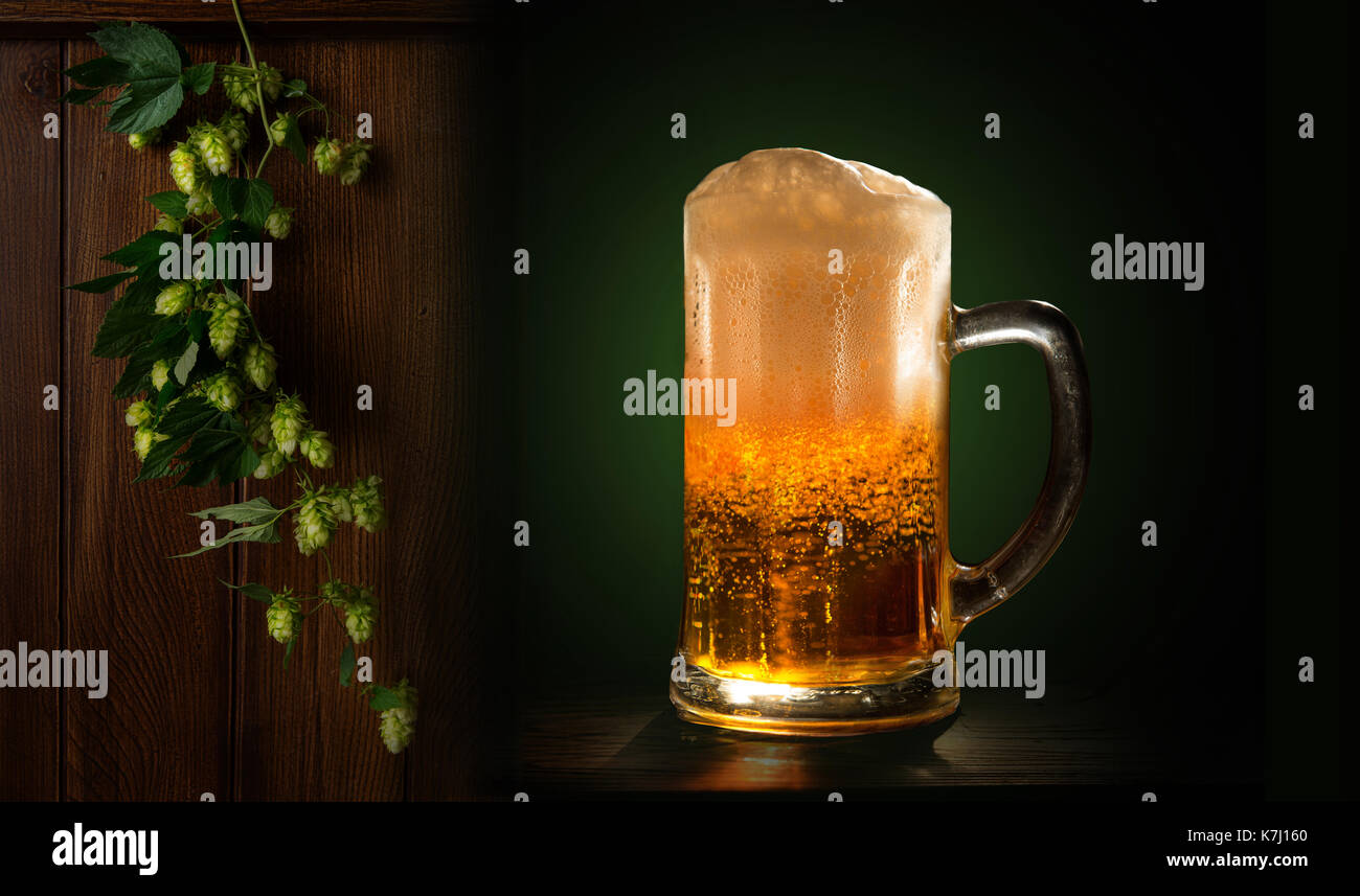 Ein Glas frisches, kaltes Bier close-up auf schwarzem Hintergrund Stockfoto