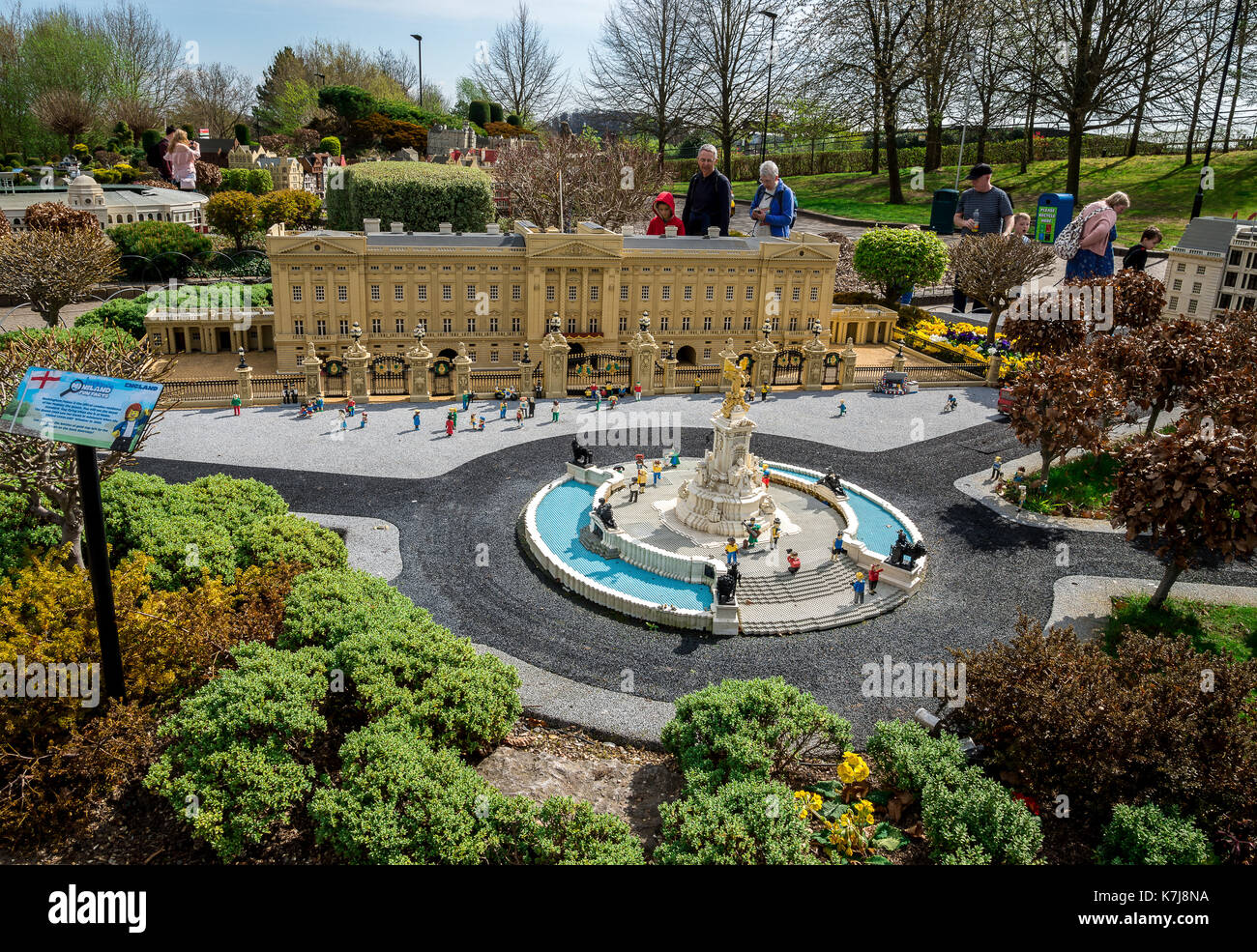 Buckingham Palast-und der Victoria Memorial Modelle im Legoland Windsor Miniland, England Stockfoto