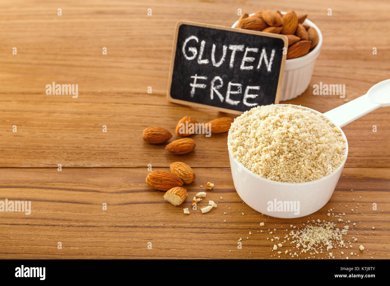 Mandeln Mehl mit Mandeln und glutenfreie Zeichen auf hölzernen Tisch Hintergrund Stockfoto