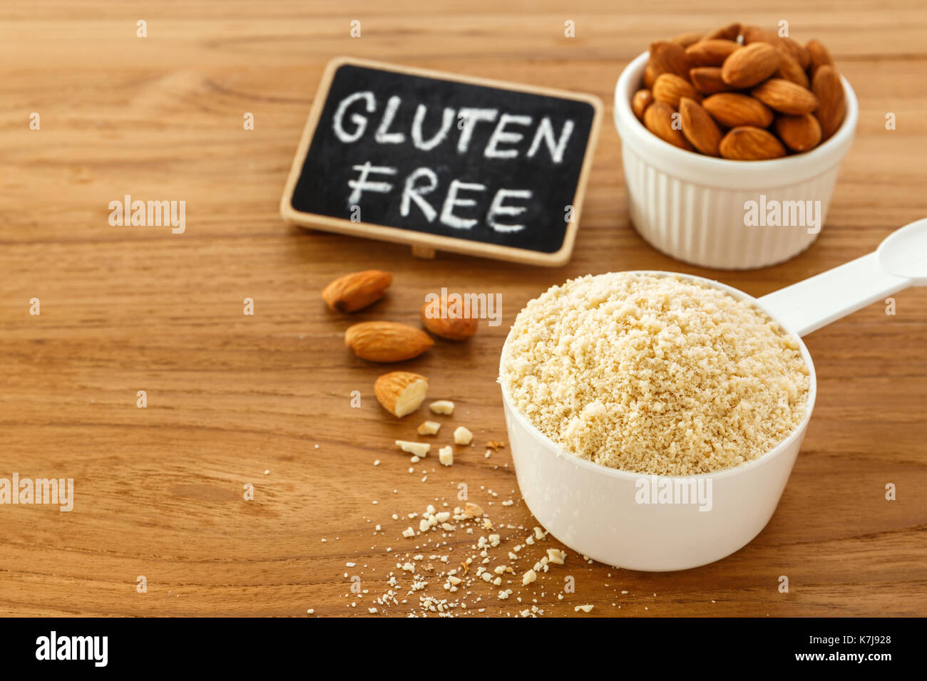 Mandeln Mehl mit Mandeln und glutenfreie Zeichen auf hölzernen Tisch Hintergrund Stockfoto