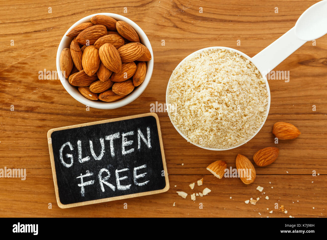 Mandeln Mehl mit Mandeln und glutenfreie Zeichen auf Holztisch, Ansicht von oben Stockfoto