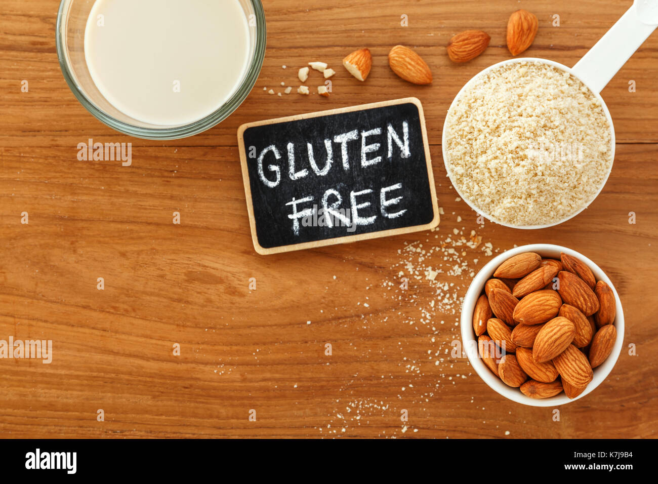 Mandeln Mehl und Milch mit Mandeln und glutenfreie Zeichen auf hölzernen Tisch Hintergrund der Ansicht von oben Stockfoto