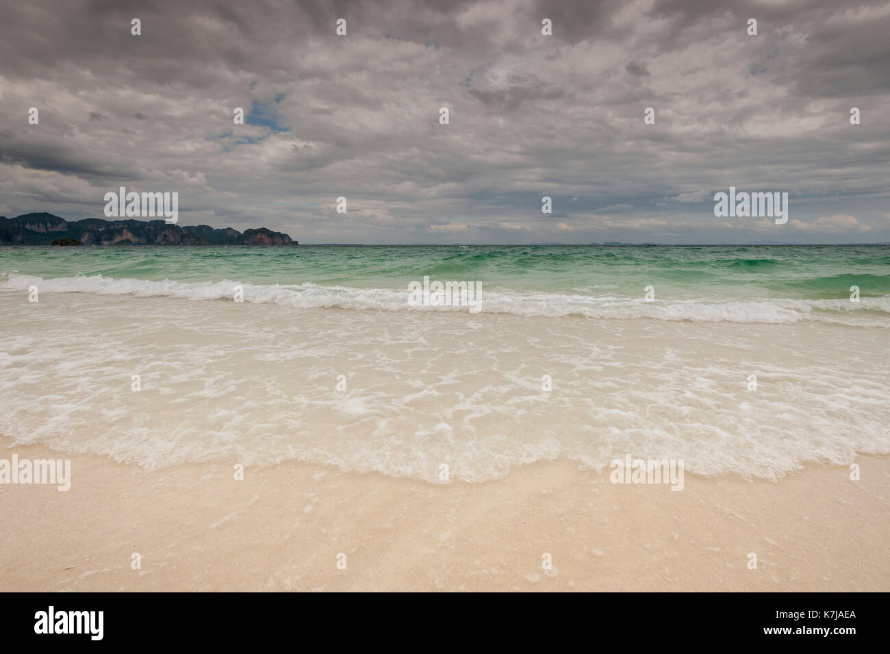 Bewölkt Wetter am Strand, Thailand Stockfoto