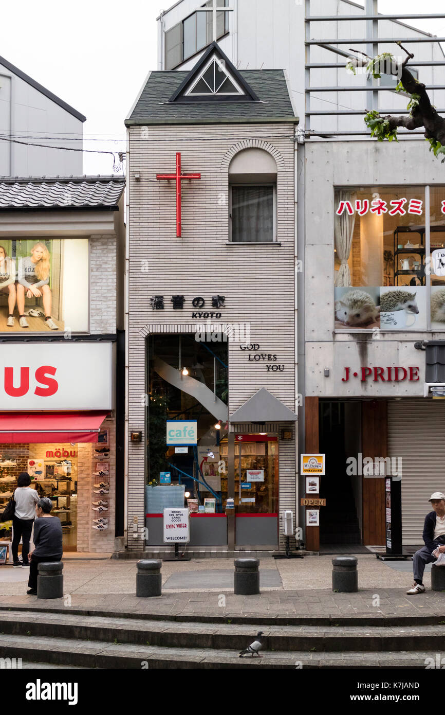 Kyoto, Japan - 16. Mai 2017: christliche Buchhandlung in einem kleinen Gebäude in Japan Stockfoto