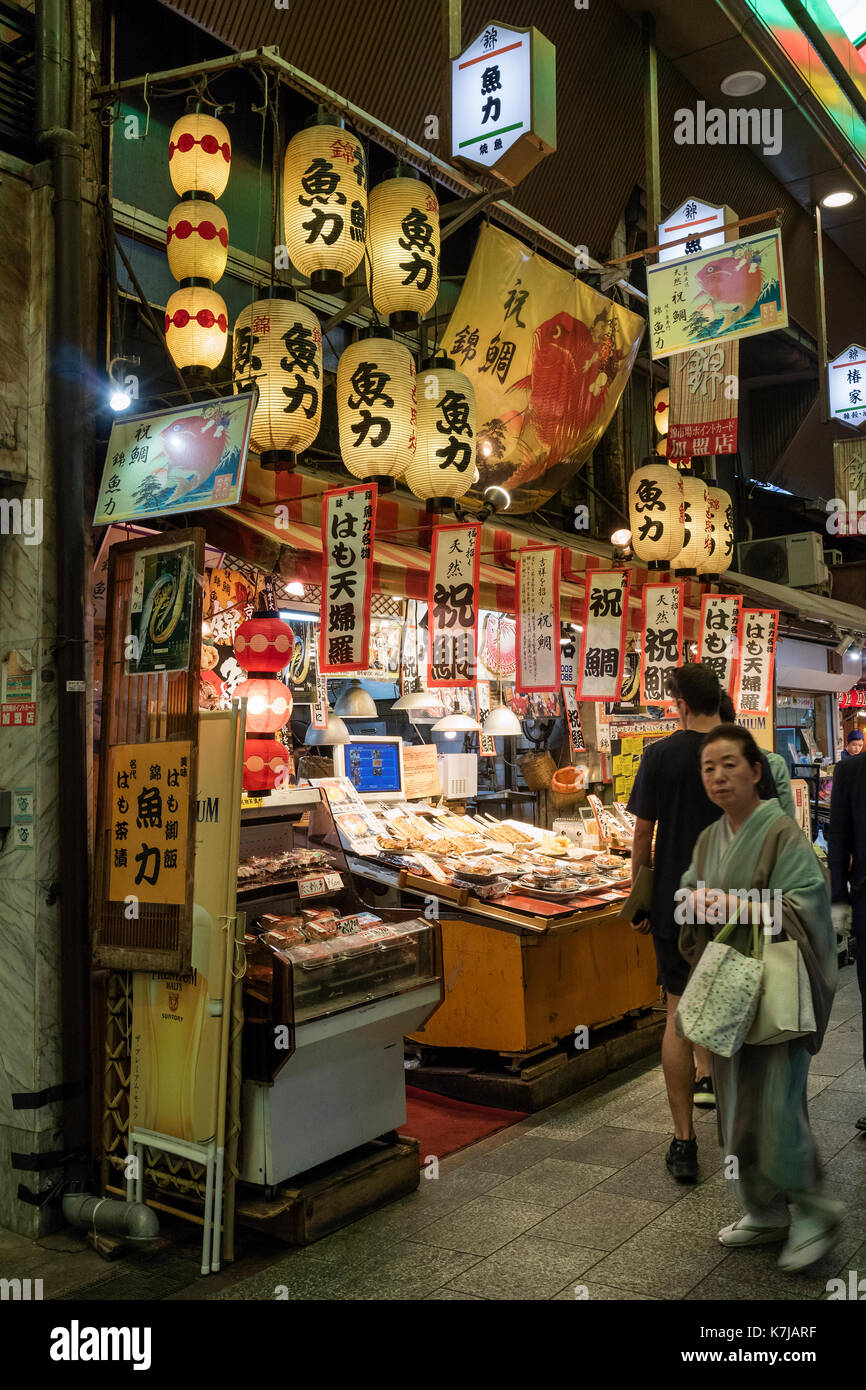 Kyoto, Japan - 17. Mai 2017: Frau im traditionellen Kimono Einkaufen am Nishiki Markt Stockfoto