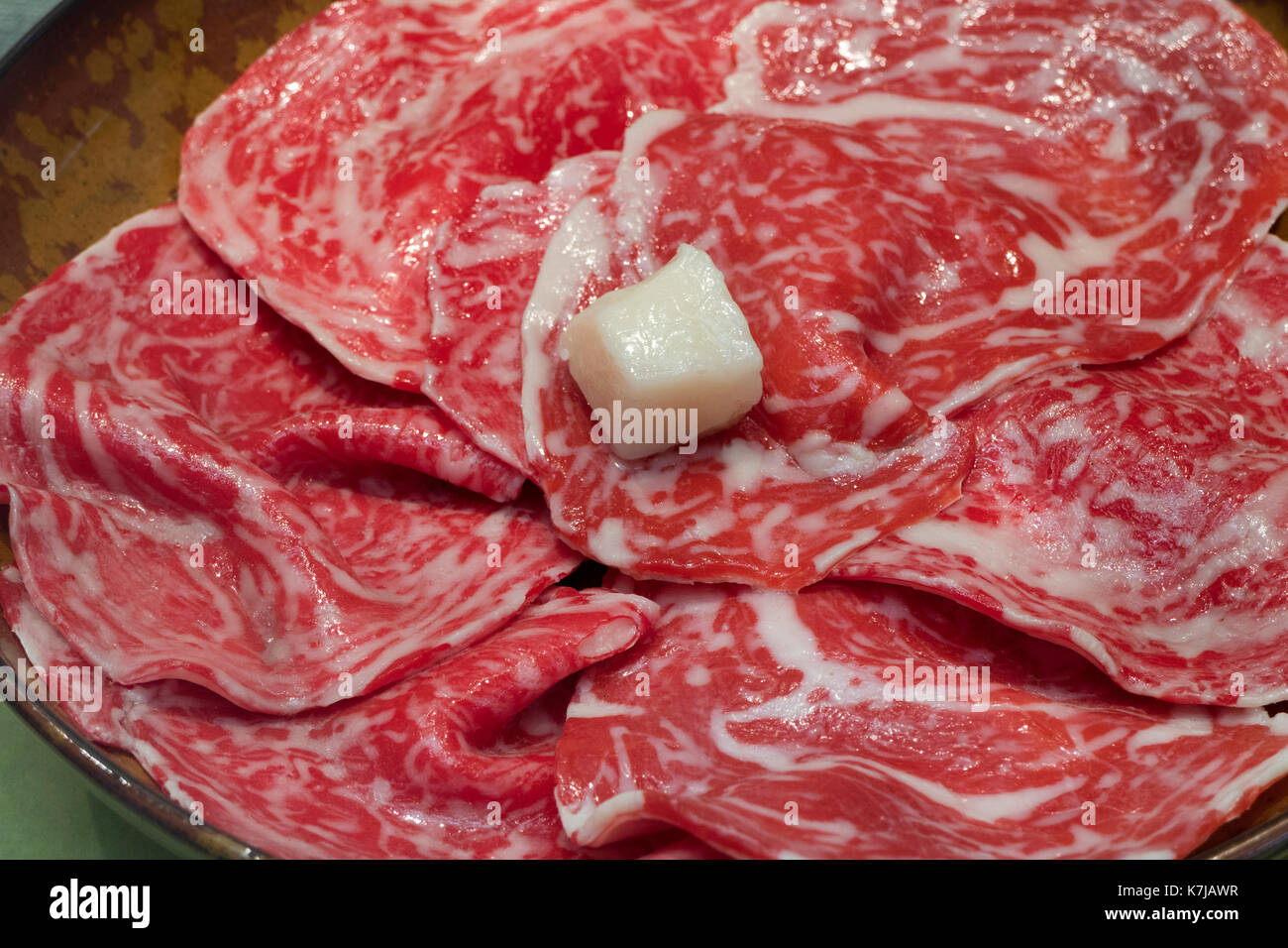 Kyoto, Japan - 17. Mai 2017: In Scheiben köstliche japanische Frische rohe Wagyu Beef auf einer Platte Stockfoto