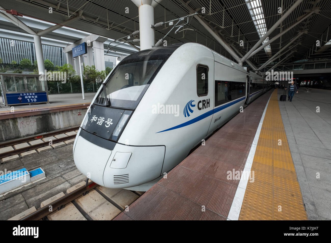 Shenzhen, China 13. April 2017: China Railway High-speed Train an Plattform von Shenzhen North Station Stockfoto