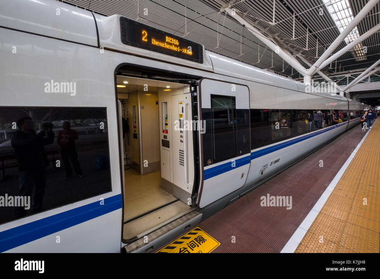 Shenzhen, China 13. April 2017: China Railway High-speed Train an Plattform von Shenzhen North Station Stockfoto