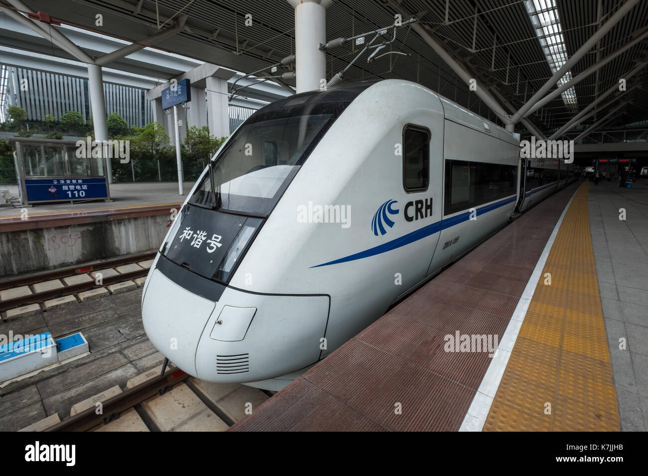 Shenzhen, China 13. April 2017: China Railway High-speed Train an Plattform von Shenzhen North Station Stockfoto