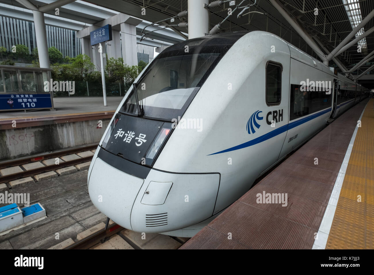 Shenzhen, China 13. April 2017: China Railway High-speed Train an Plattform von Shenzhen North Station Stockfoto