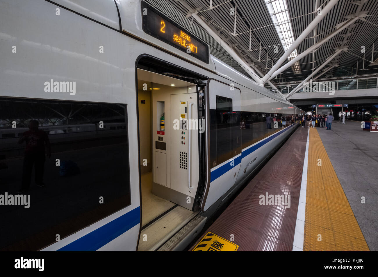 Shenzhen, China 13. April 2017: China Railway High-speed Train an Plattform von Shenzhen North Station Stockfoto