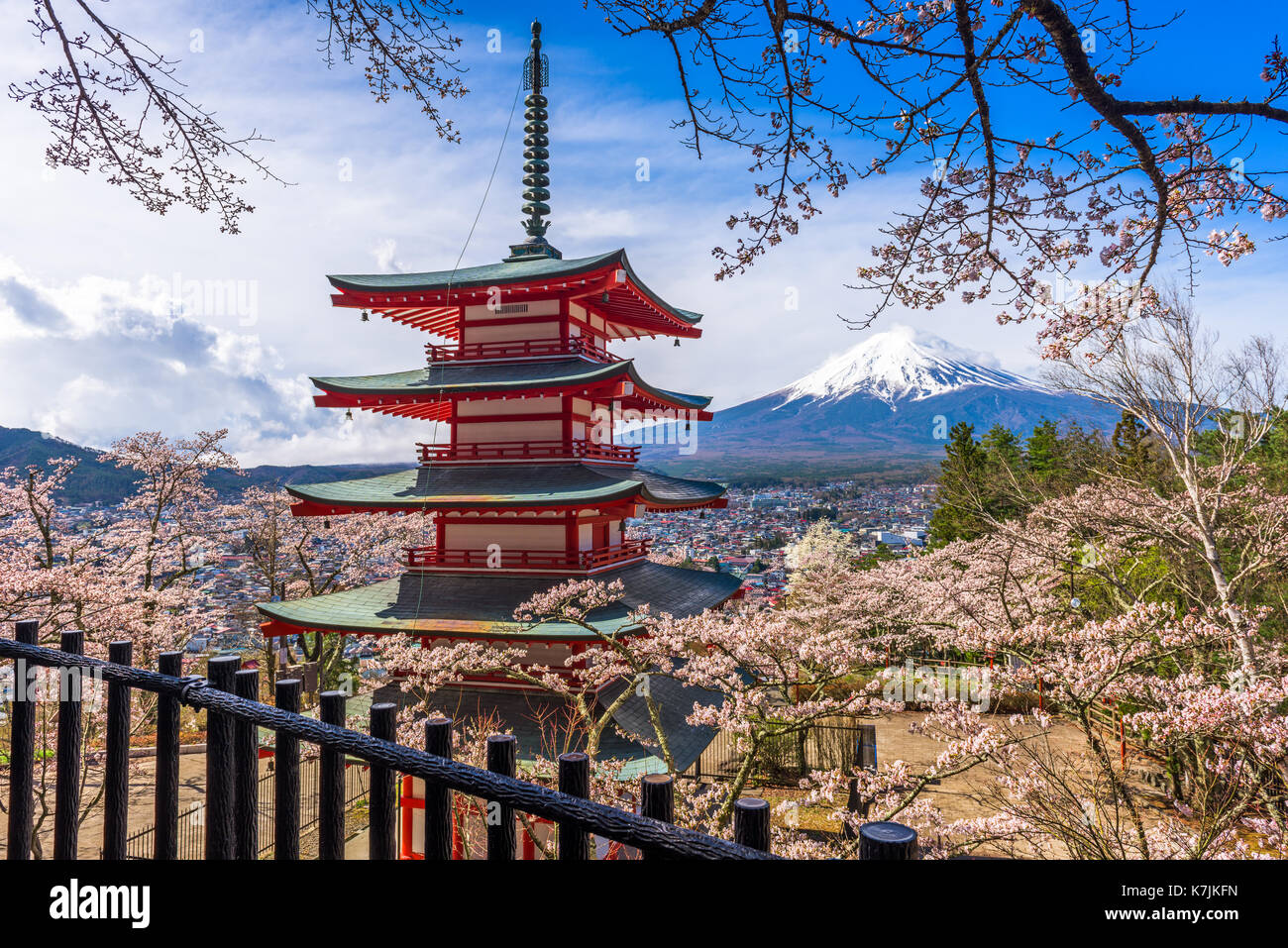 Mt. Fuji, Japan und Pagode im Frühling. Stockfoto