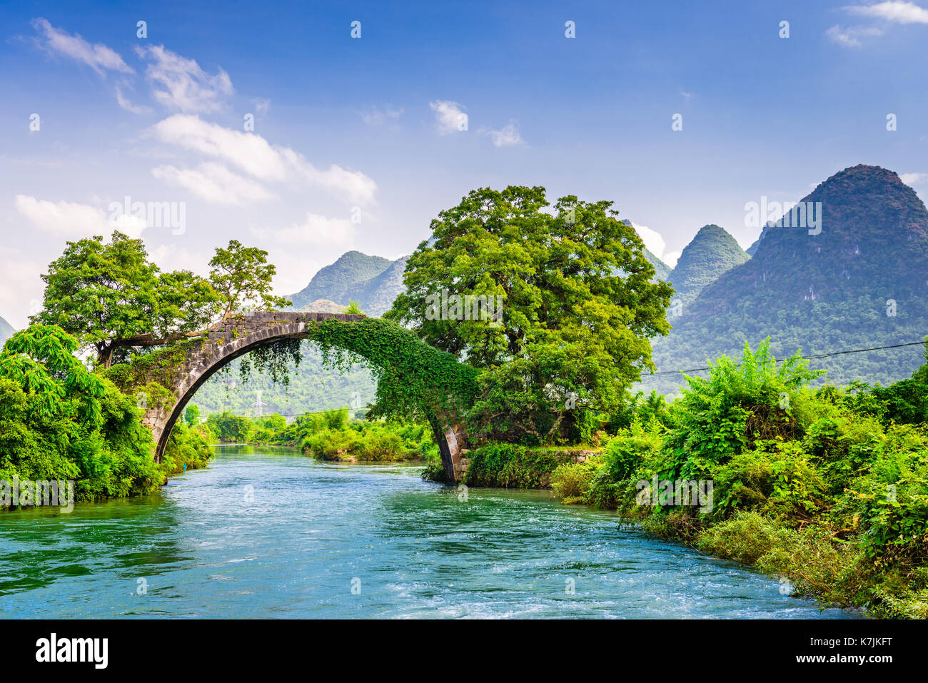 Yangshuo, China im Dragon Brücke überspannt den Fluss Li. Stockfoto