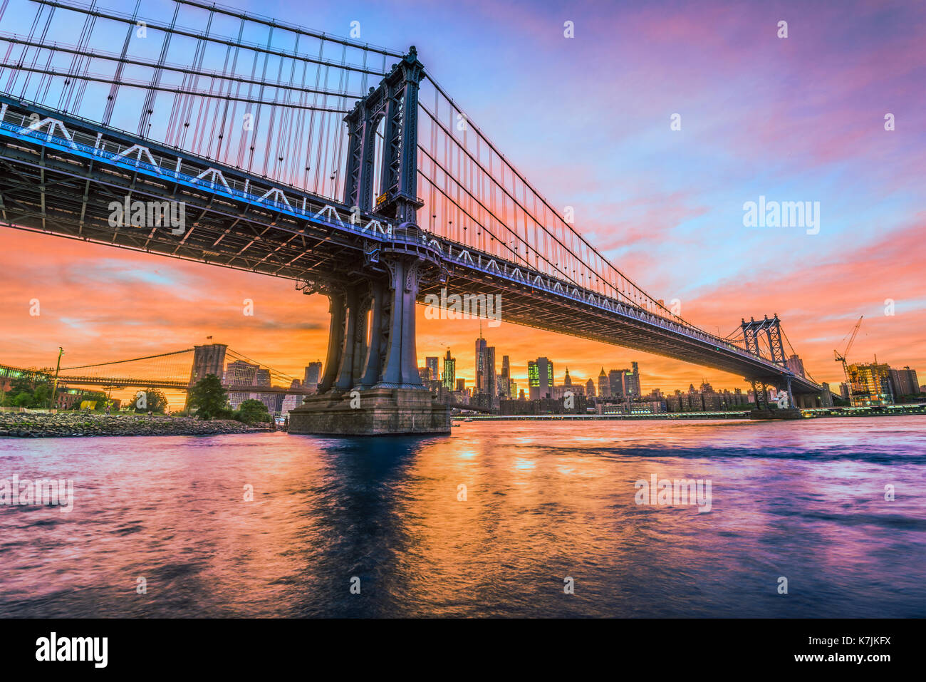 New York City, USA, an der Manhattan Bridge über den East River. Stockfoto