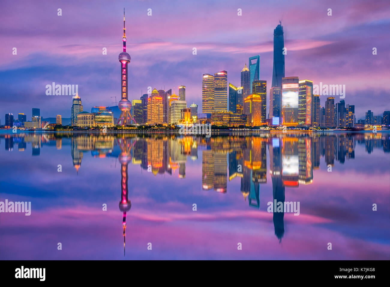 Shanghai, China Skyline der Stadt am Fluss Huangpu. Stockfoto