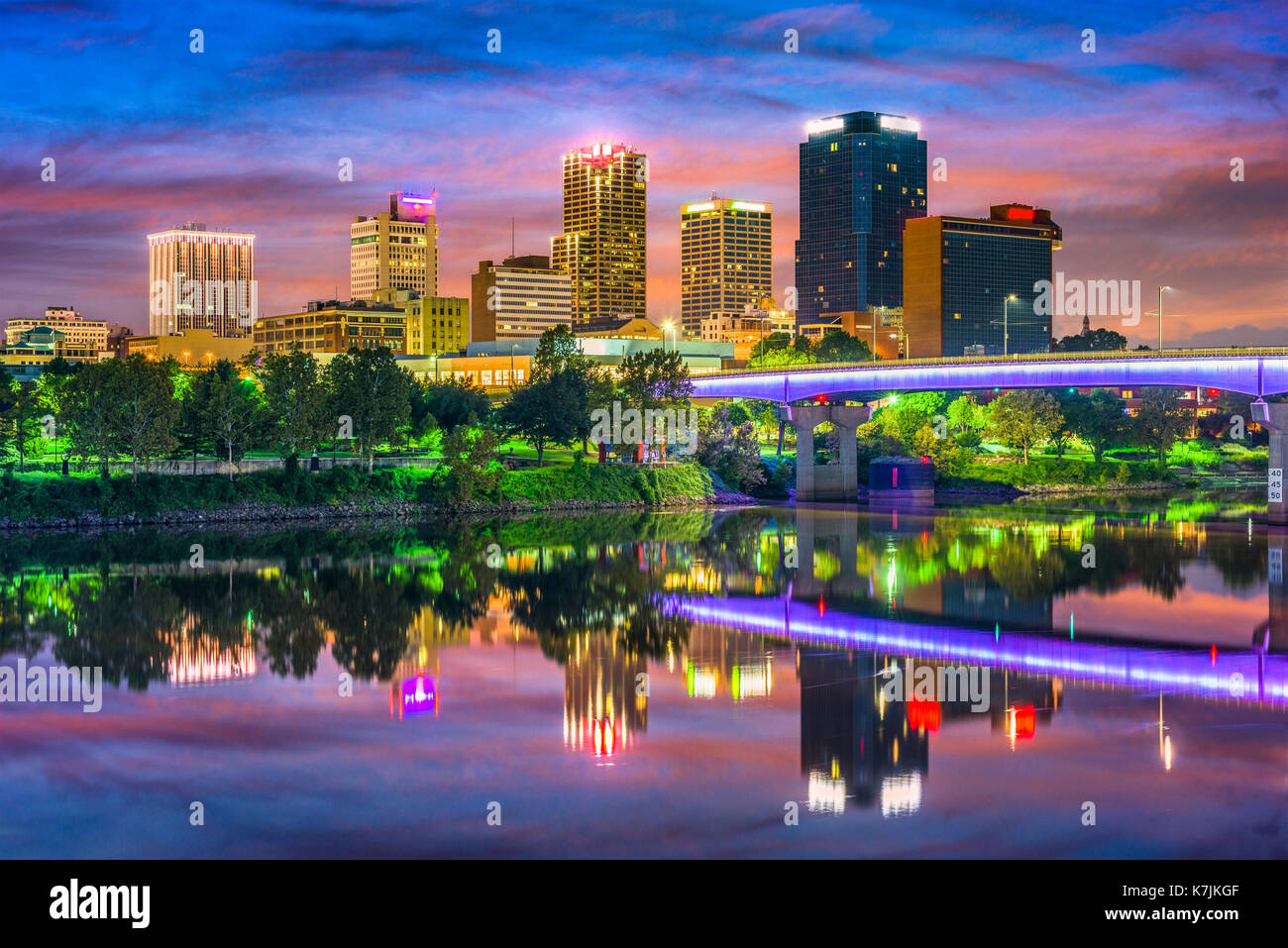 Little Rock, Arkansas, USA Downtown Skyline auf dem Arkansas River. Stockfoto