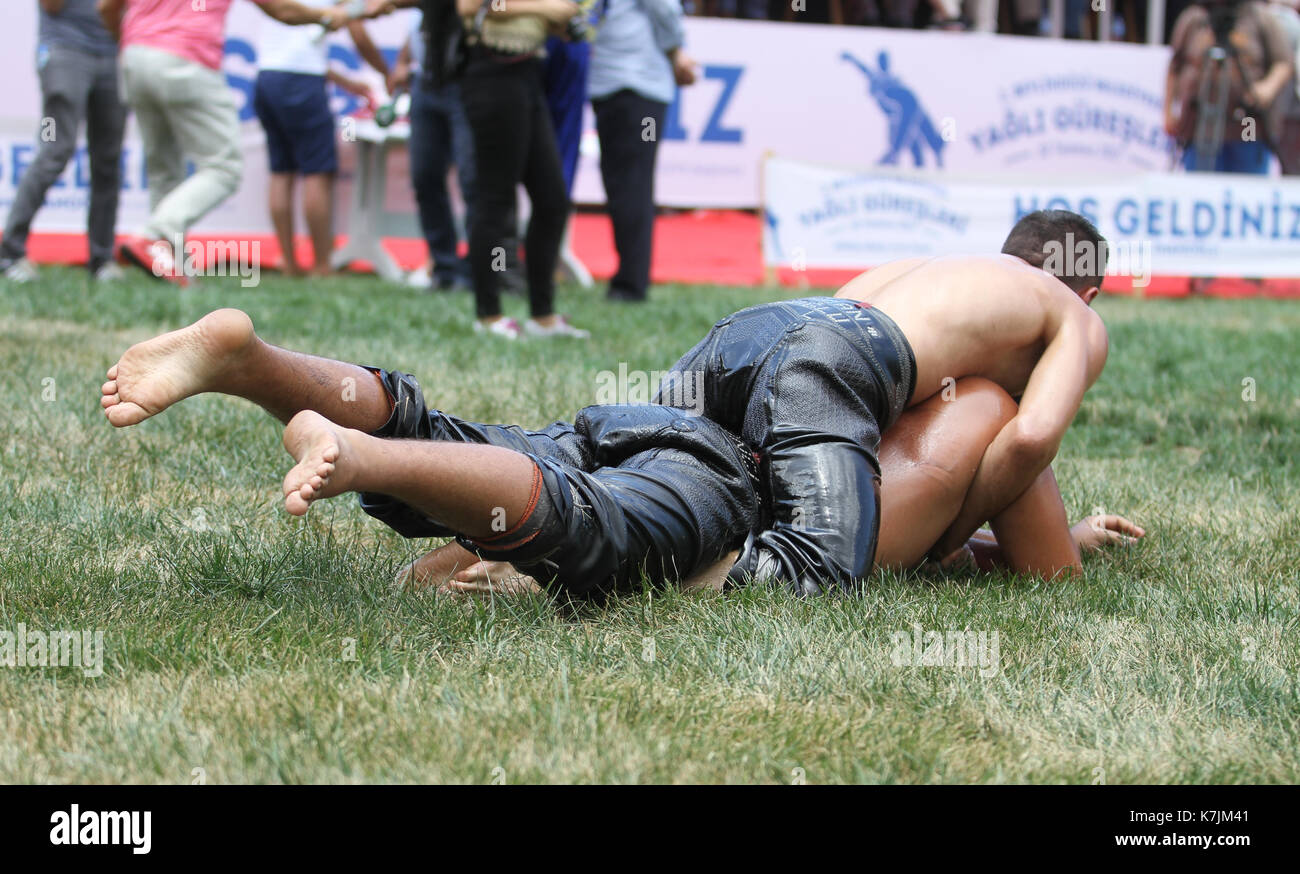ISTANBUL, Türkei - 30. JULI 2017: Öl Ringkämpfer in Beylikduzu Öl wrestling Festival konkurrieren. Auch fett Öl wrestling Wrestling ist das Flugverbot fuer Stockfoto