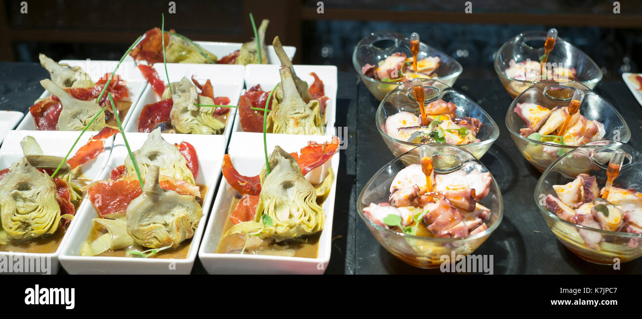 Spanische Tapas, Pintxos, Artischocken, Paprika, Meeresfrüchte in der Tapas Bar Restaurant, Logrono, Baskenland, Spanien Stockfoto