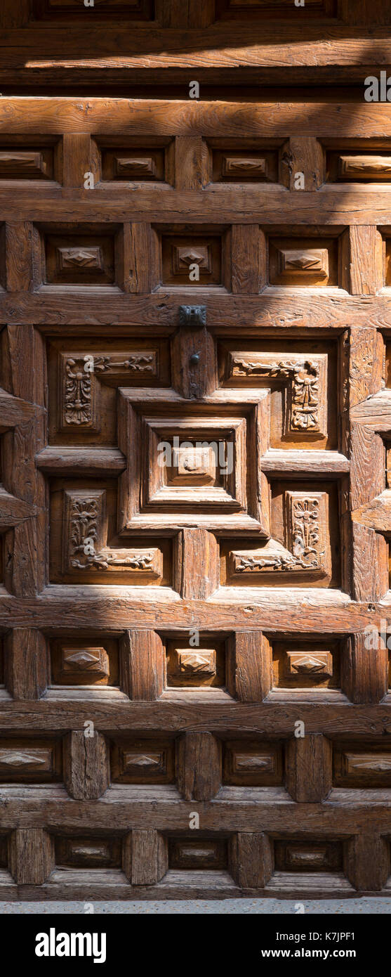 Alte geschnitzte Tür in Santo Domingo de la Calzada in La Rioja, Spanien Stockfoto