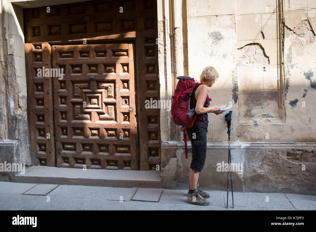 Pilger auf der Camino Santiago de Compostella Kontrolle Karte auf Strecke von Eingang in Santo Domingo de la Calzada in La Rioja, Spanien Stockfoto