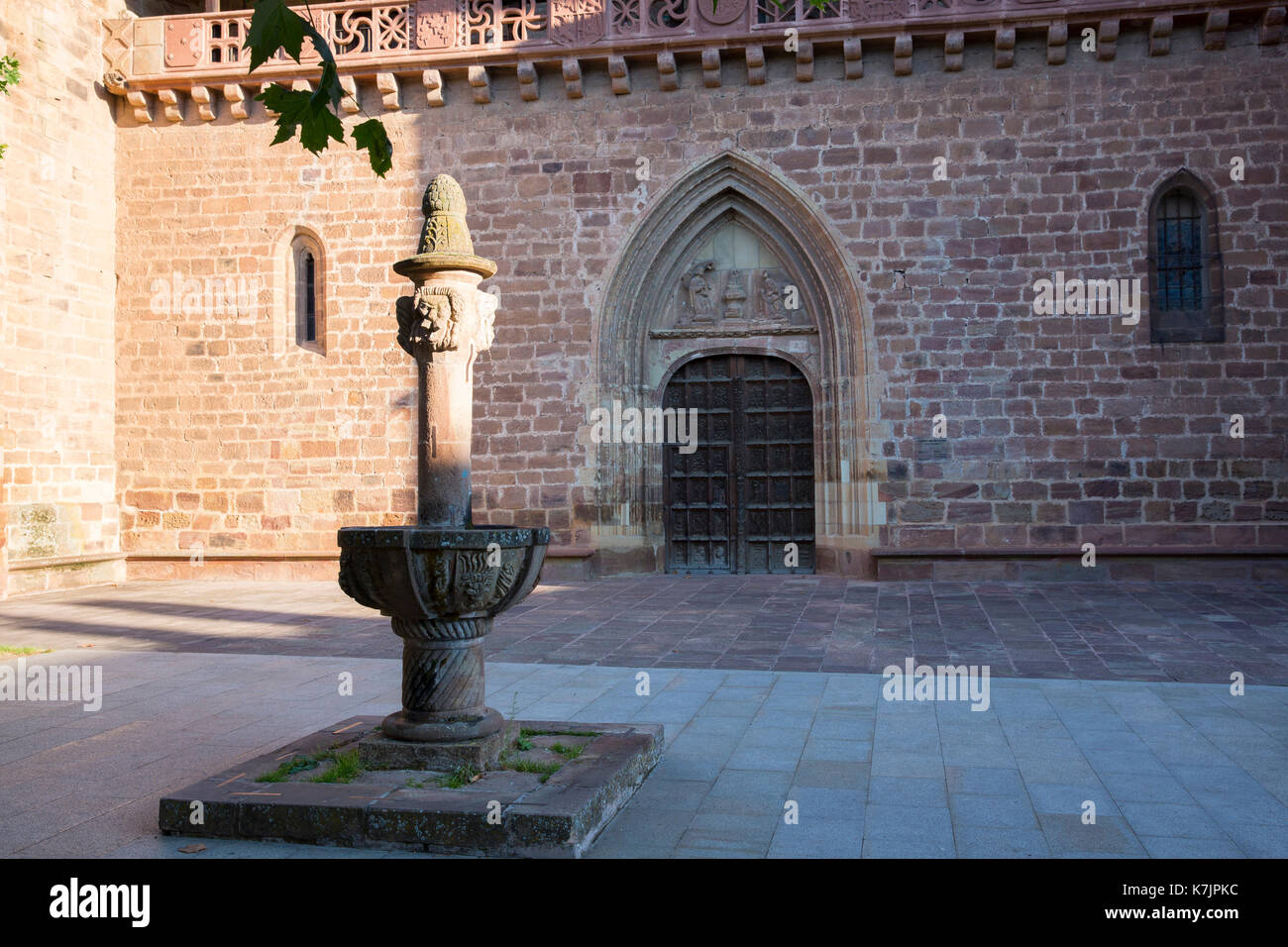 Springbrunnen im Innenhof von Iglesia Kirche Santa Maria la Major in Ezcaray, La Rioja, Spanien Stockfoto