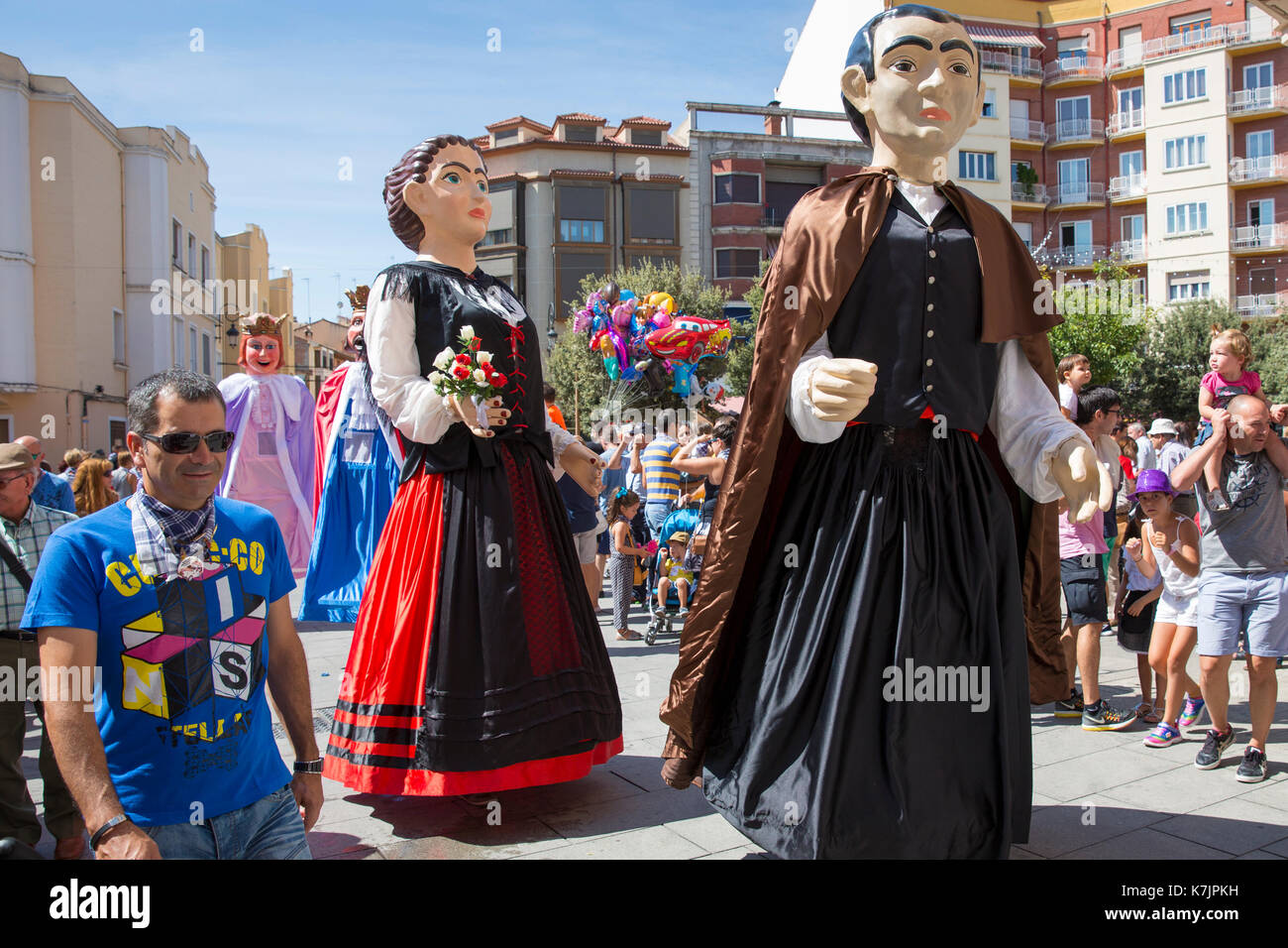 Kinder aufpassen, Fiesta parade Gigantes riesige Zeichen in Aranda de Duero, Kastilien und Leon, Spanien Stockfoto