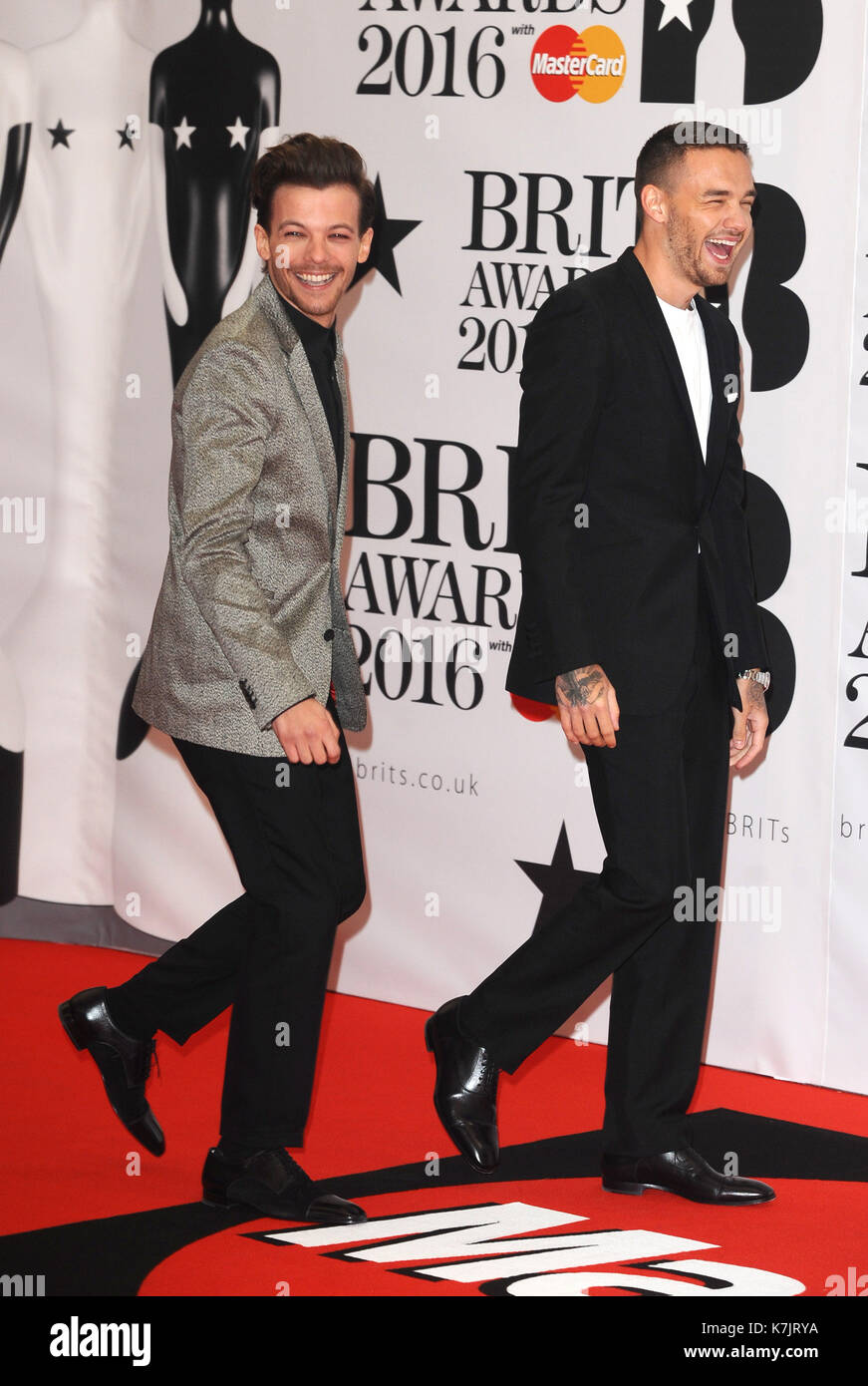 Foto muss Gutgeschrieben © Kate Grün/Alpha Presse 079965 24/02/2016 Louis Tomlinson Liam Payne eine Richtung bei den Brit Awards 2016 in der O2 Arena in London Stockfoto