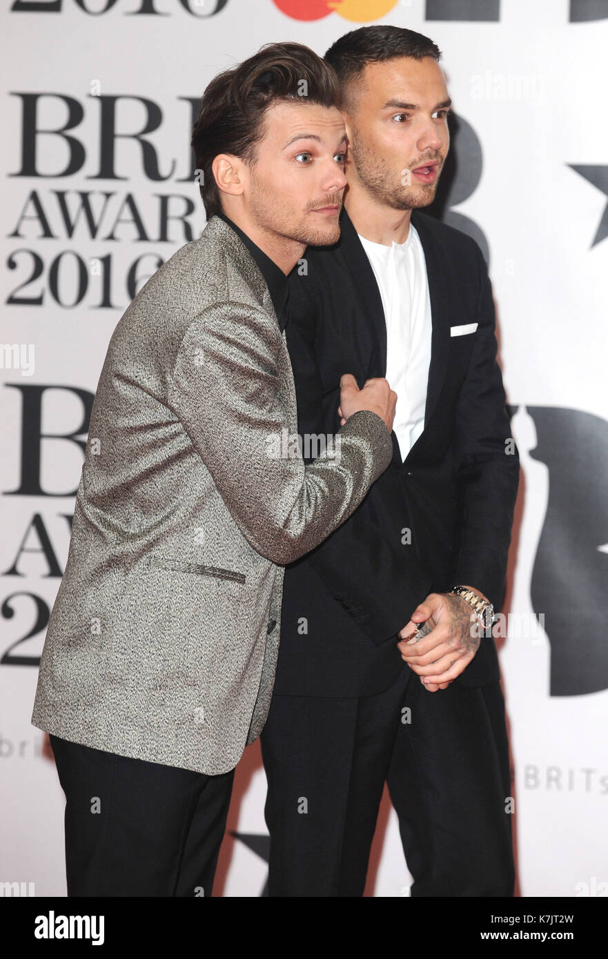 Foto muss Gutgeschrieben © Kate Grün/Alpha Presse 079965 24/02/2016 Louis Tomlinson Liam Payne eine Richtung der Brit Awards 2016 in der O2 Arena in London. Stockfoto