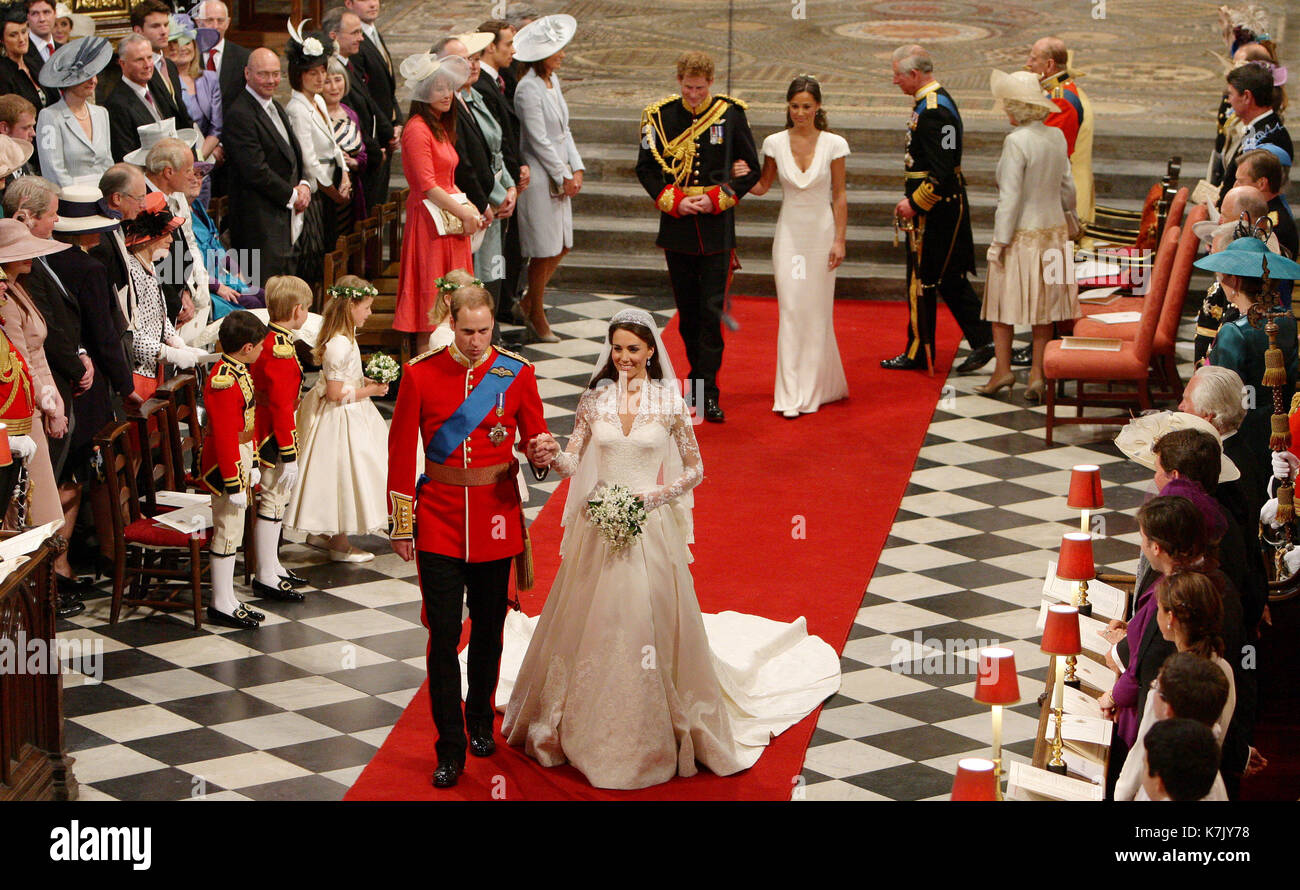 Foto muss Gutgeschrieben © Alpha Presse 074534 JW 29/04/2011 Prinz William (der Herzog von Cambridge) und Catherine Katherine Kate Middleton (die Herzogin von Cambridge) Verlassen der Westminster Abbey, London, nach ihrer Hochzeit, gefolgt von Prinz Harry und Pippa Philippa Middleton, Prinz Charles, Camilla, Herzogin von Cornwall Die königliche Hochzeit von Prinz William und Catherine Katherine Kate Middleton. Stockfoto