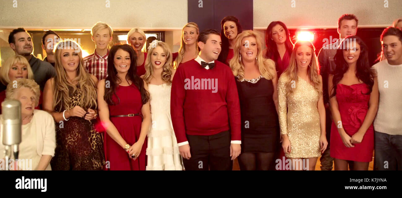 Foto von Alpha 065630 02/12/11 Carol Wright, Nanny Pat Patricia Brooker Dino und Georgio Georgiades, Lauren Goodger, Harry Derbidge, Jessica Wright, Billie Faiers, Lydia Helle, James Arg Argent, Billi aufgewendetes Mucklow, Cara Kilbey, Gemma Collins, Lauren Pope, Peri Sinclair, Lucy Mecklenburgh Meck, Ronnie Derbidge und Mario Falcone in der Towie Weihnachten Charity Musik Single Video, letzte Weihnachten Stockfoto