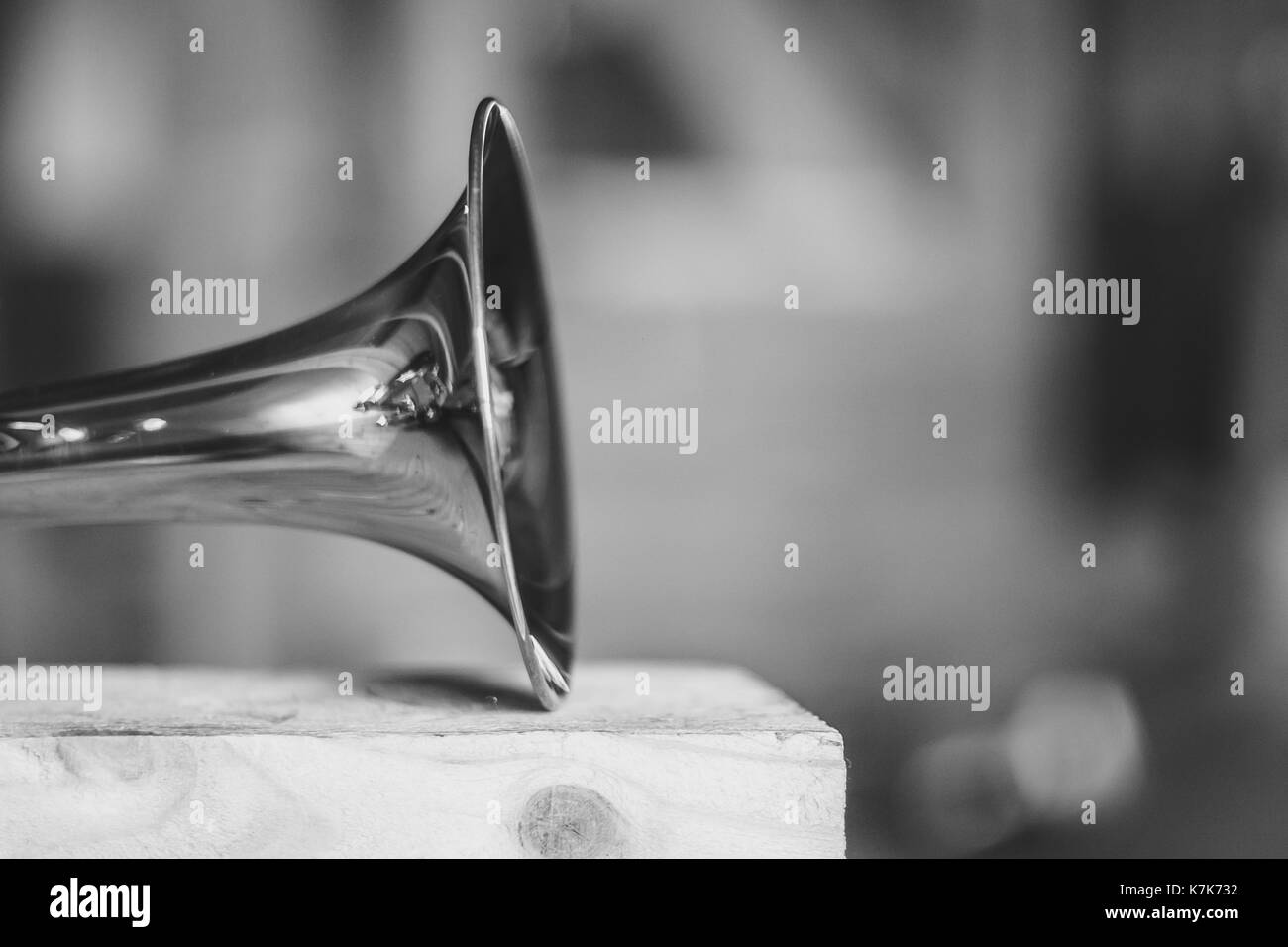 Trompete auf Noten als Hintergrund Nahaufnahme Stockfoto