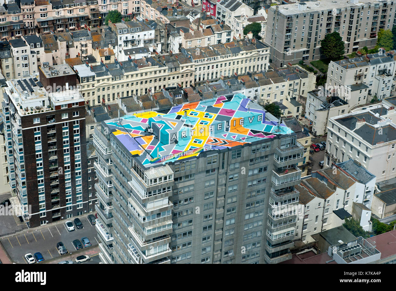 Farbenfrohe Wandgemälde auf der Dachterrasse im Holiday Inn in Brighton, England von der British Airways ich 360 Turm gesehen Stockfoto