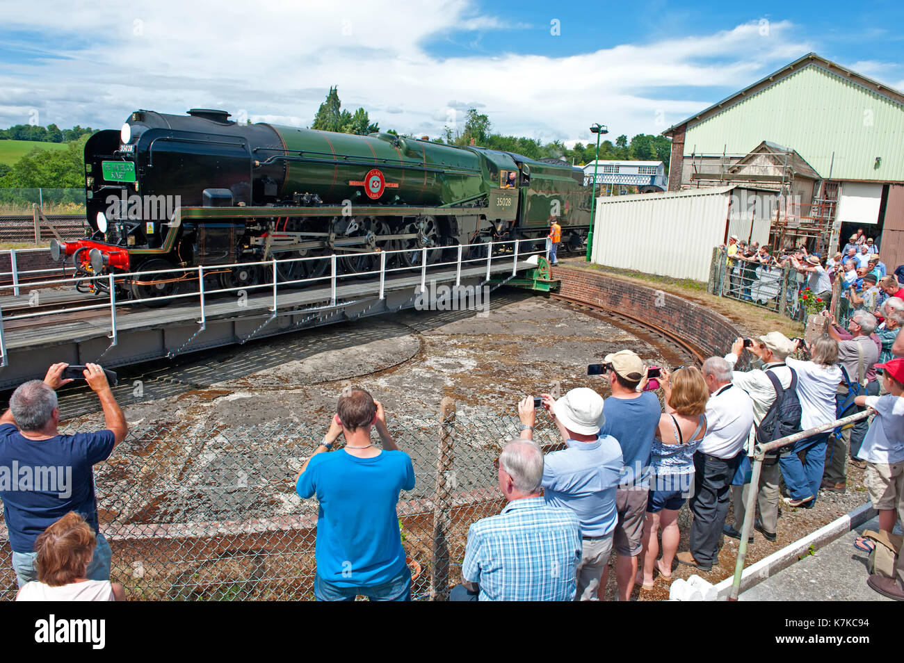 Dampflok 35028 "Clan" in Yeovil Junction in ein spezieller Zug von London Waterloo 50 Jahre nach dem Ende von Dampf auf der Linie gebracht Stockfoto