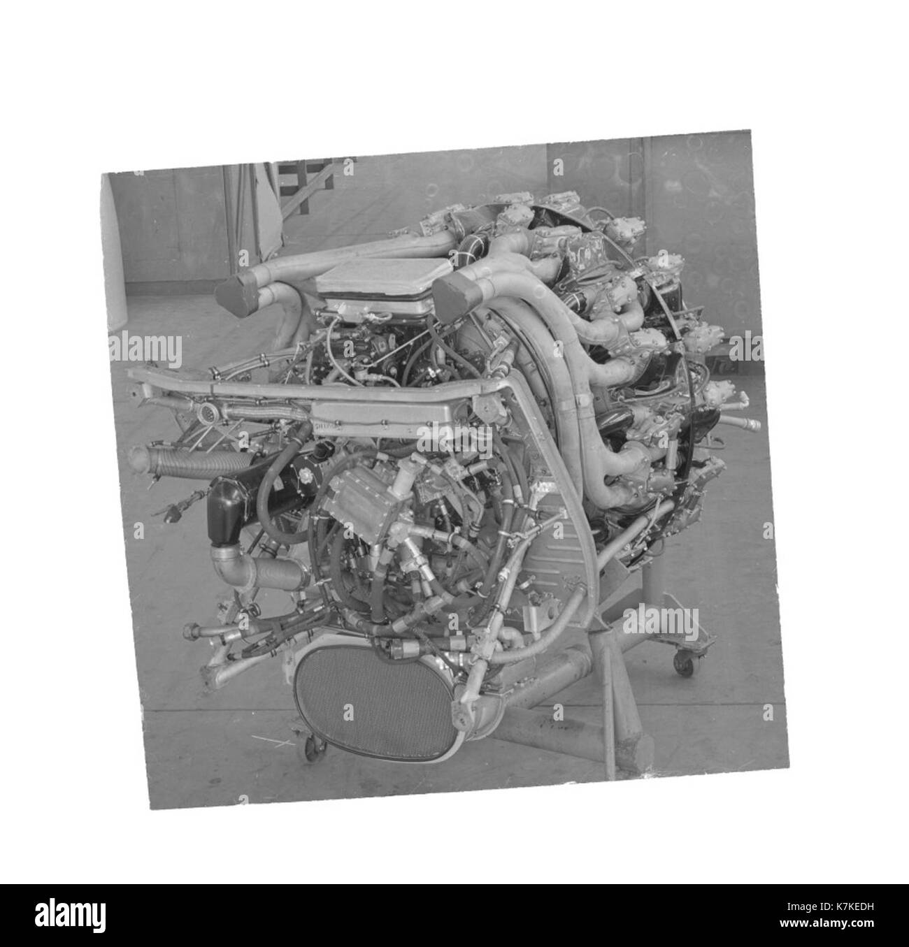 Convair war ein bedeutender amerikanischer Flugzeug- und Raumfahrthersteller, der für die Herstellung mehrerer wichtiger Flugzeuge während und nach dem Zweiten Weltkrieg bekannt war. Diese Kollektion hebt ihre Beiträge zur zivilen und militärischen Luftfahrt hervor, darunter den B-36 Bomber und das Convair 880 Flugzeug. Stockfoto