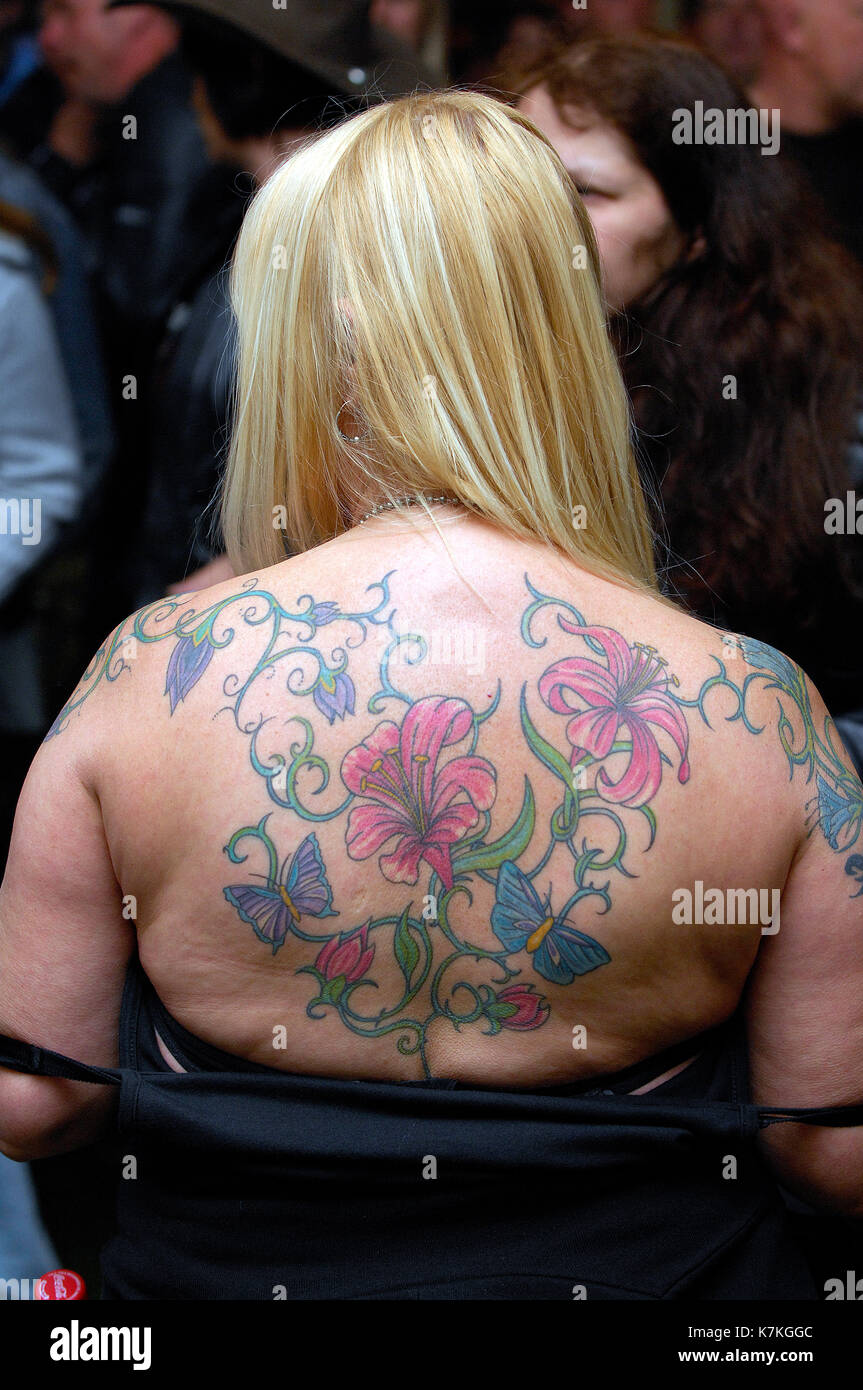 Eine Frau mit dem Rücken stark tätowiert mit ausgedehnten Body Art mit langen blonden Haaren unterzogen. Stockfoto