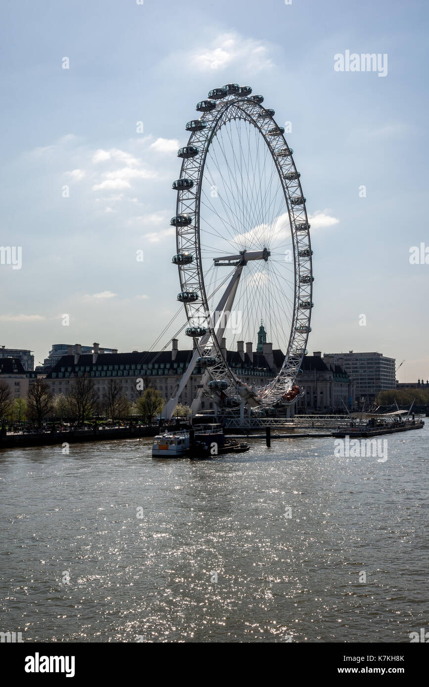 Ein Blick auf London Eye von Golden Jubilee Bridge, England Stockfoto