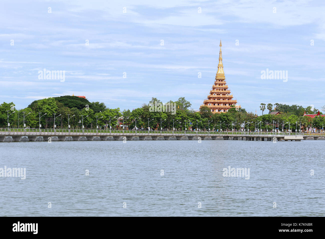 Wat Nong Wang und bueng Kaennakorn Lagunen Blick in der Tageszeit, religiösen Sehenswürdigkeiten von Khon Kaen, Thailand. Stockfoto