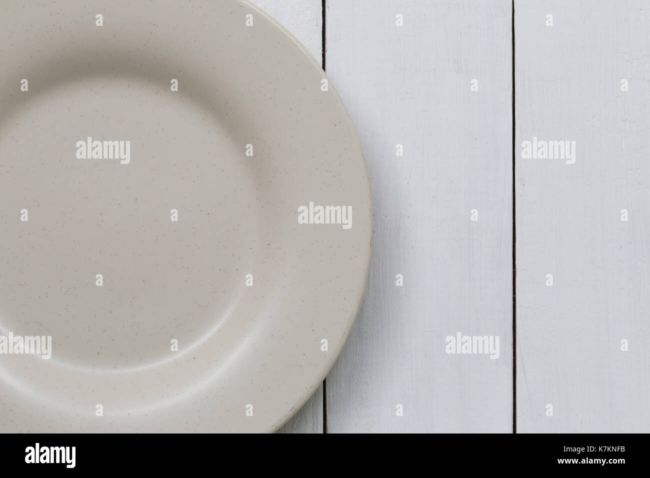 Fliese Gericht ist auf weißem Holzboden und Kopieren. Stockfoto