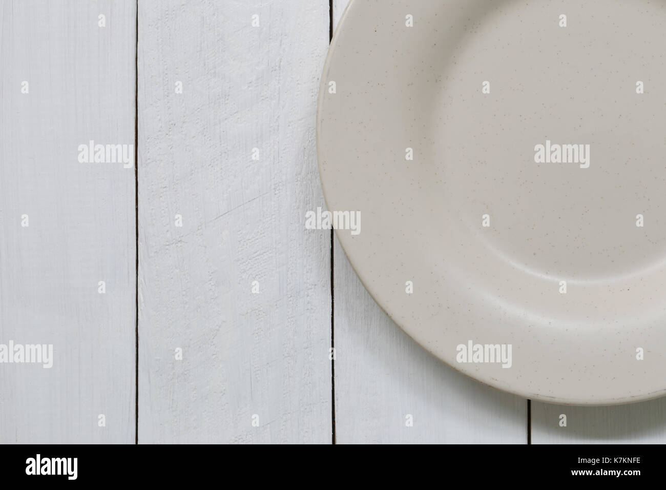 Fliese Gericht ist auf weißem Holzboden und Kopieren. Stockfoto