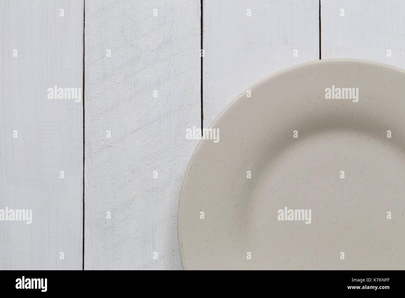 Fliese Gericht ist auf weißem Holzboden und Kopieren. Stockfoto