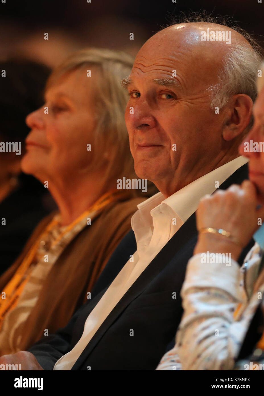 Herausgeberanmerkung ALTERNATIVE ERNTEGUT Liberaldemokraten Sir Vince Cable und seine Frau Rachel Smith (links) sitzt unter den Delegierten auf der Konferenz der Partei an der Bournemouth International Centre. Stockfoto