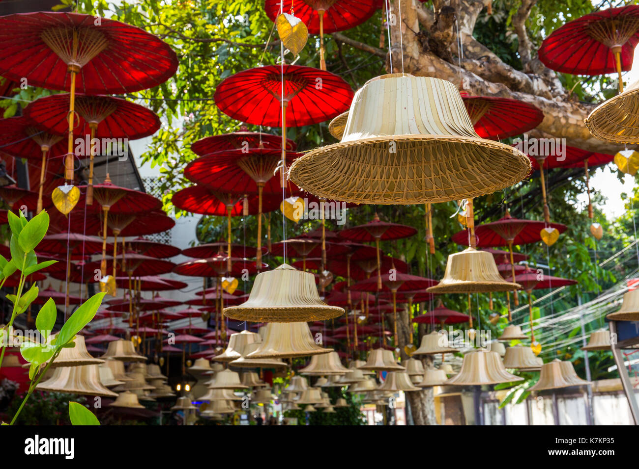 Buddhistische Glocken hängen Street Art Dekoration in Chiang Mai, Thailand. Stockfoto