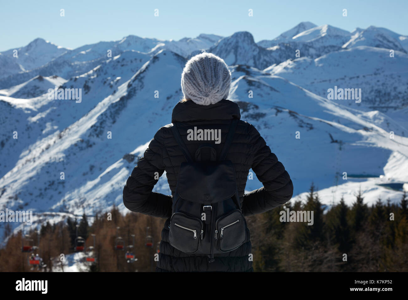 Frau mit Rucksack bei Alpen Berge mit Schnee an einem sonnigen Wintertag auf der Suche Stockfoto