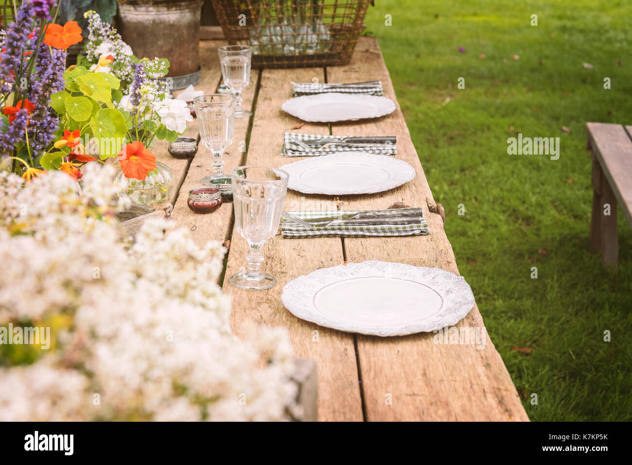 Holz- table Setup für die gartenparty oder Abendessen Empfang. Stockfoto
