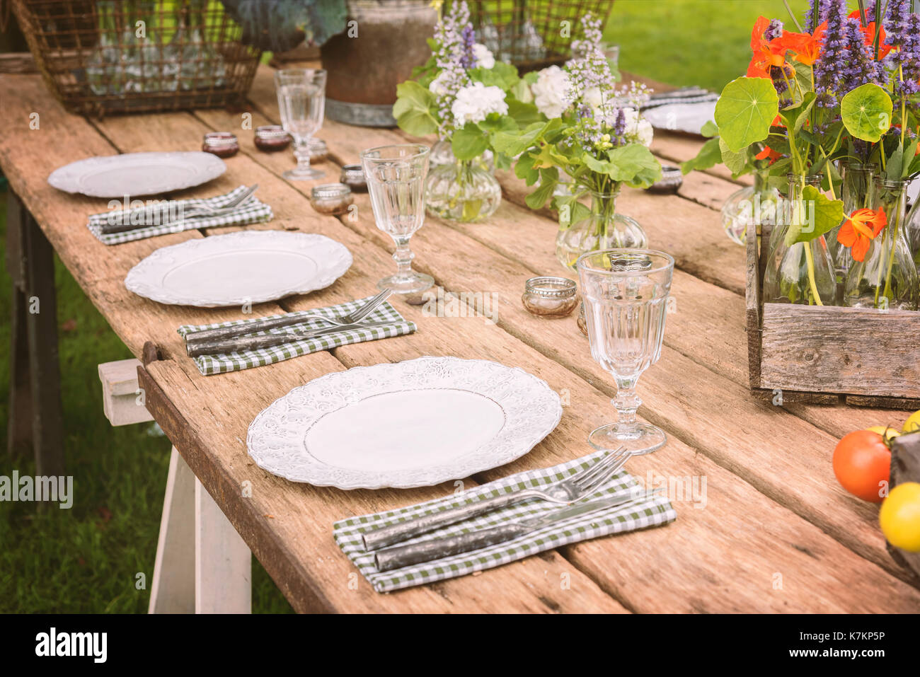 Holz- table Setup für die gartenparty oder Abendessen Empfang. Stockfoto