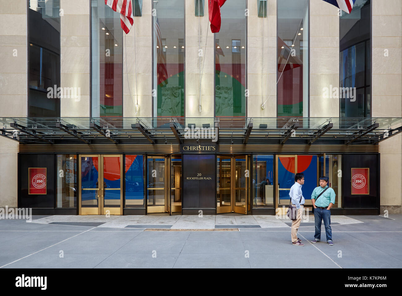 Christie's amerikanische Niederlassung Eingang mit Menschen im Rockefeller Center in New York Stockfoto