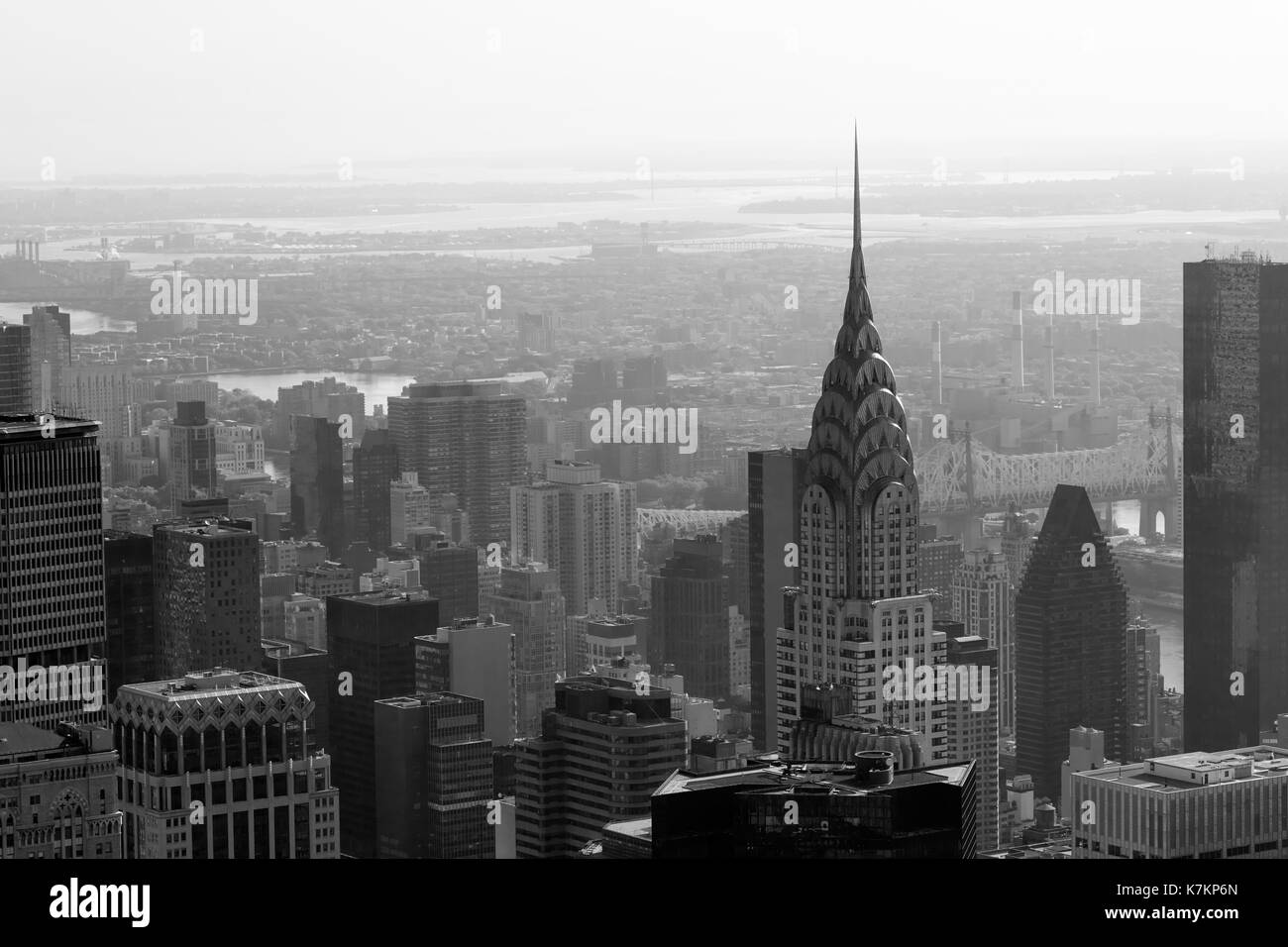Das Chrysler Building und die Skyline der Stadt Luftaufnahme in Schwarz und Weiß in New York Stockfoto